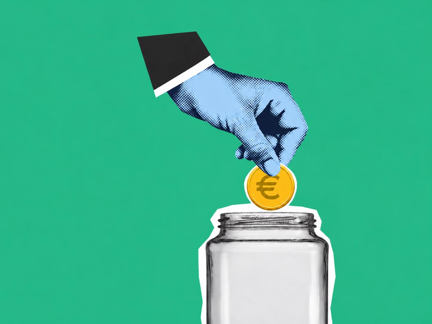 Eine Hand lässt eine Euro-Münze in ein leeres Glas fallen, vor grünem Hintergrund.