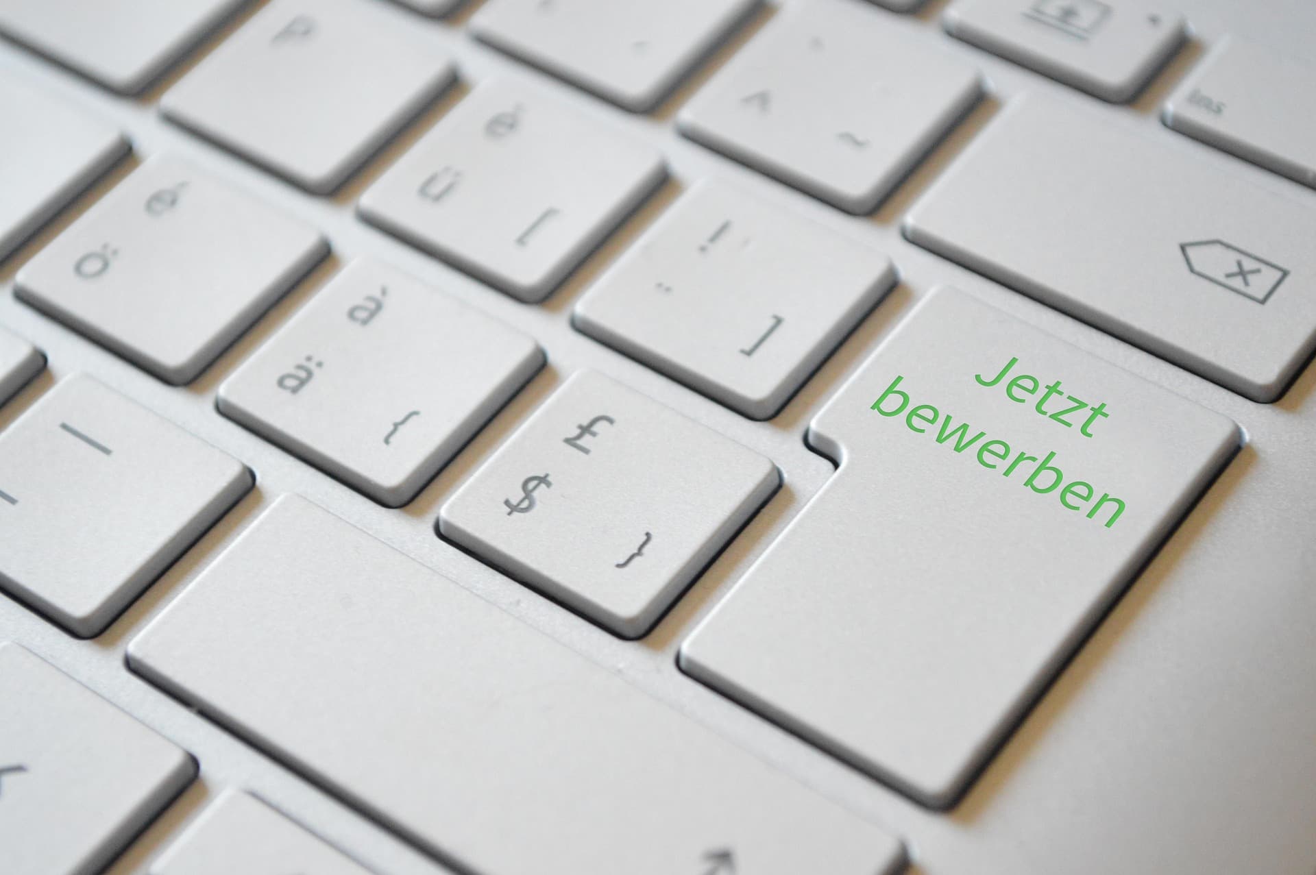 Tastatur mit grün hervorgehobener Taste „Jetzt bewerben“